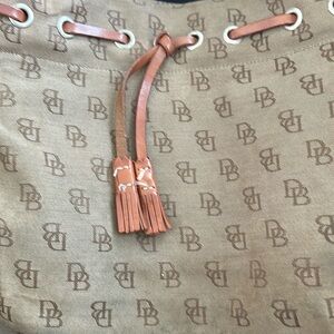 Dooney & Bourke tote in brown with classic logo!